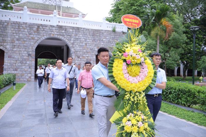 Đoàn công tác PVPGB dâng hoa tại Nghĩa trang liệt sĩ A1 Điện Biên Phủ
