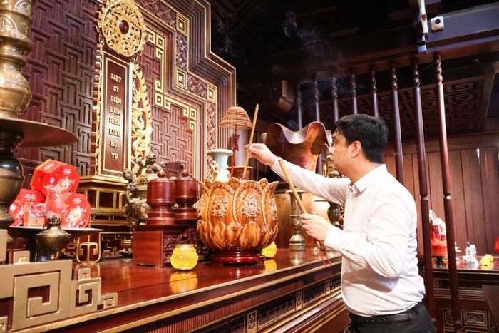 Đồng chí Nguyễn Minh Đạo, Bí thư Đảng ủy, Giám đốc PVPGB dâng hương tại Đền thờ Liệt sĩ Điện Biên Phủ