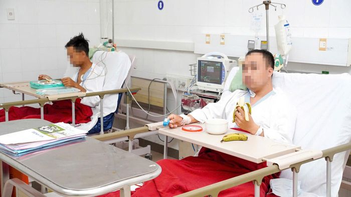 Bệnh nhân ghép thận hồi phục và tự ăn uống được.