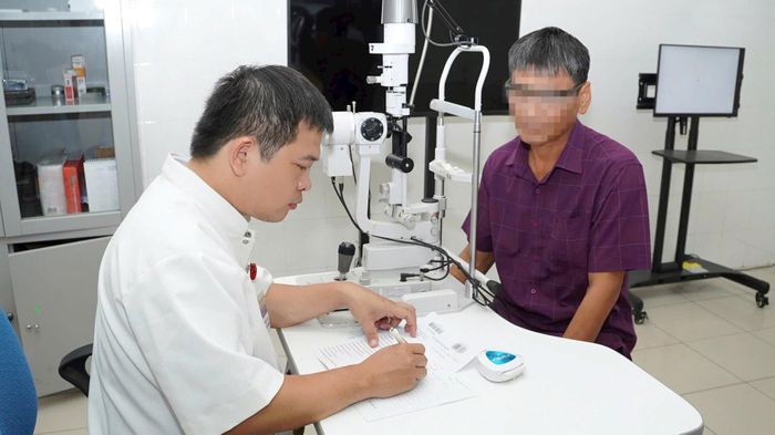 Bệnh nhân ghép giác mạc đã ra viện đến tái khám.