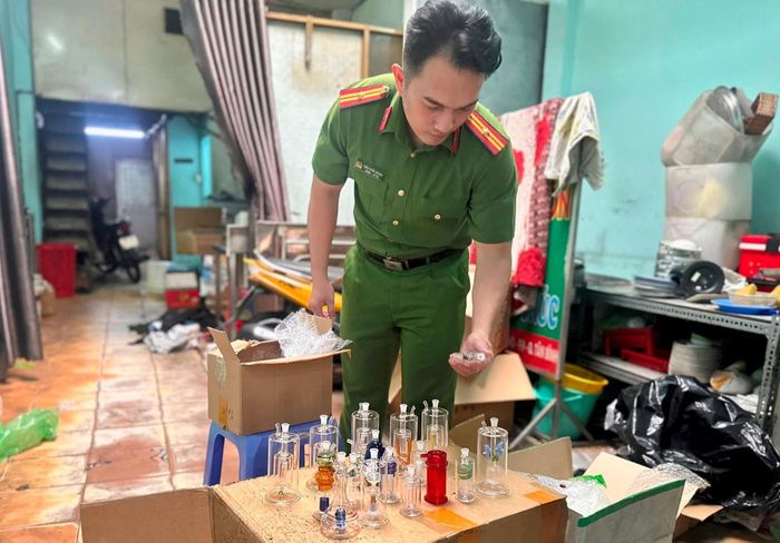 Từ 10 nỏ thủy tinh, công an lần ra hệ thống sản xuất, mua bán dụng cụ sử dụng ma túy “khủng”.