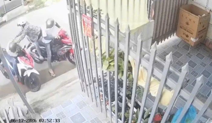 Nạn nhân bị giật dây chuyền ngay trước cổng phòng trọ.