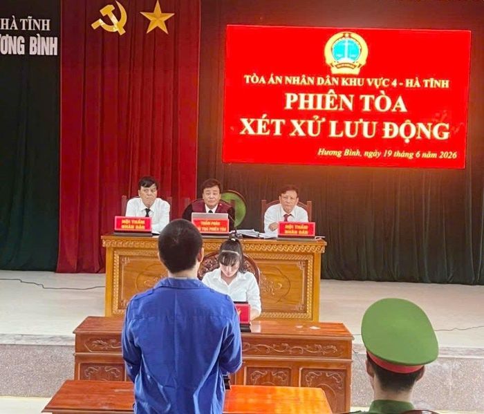 Quang cảnh xét xử bị cáo Nguyễn Đình Hiền về tội “Vi phạm quy định về tham gia giao thông đường bộ”.