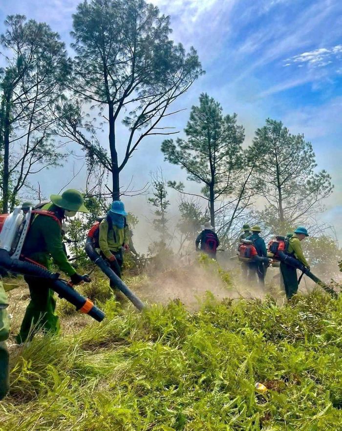 Các mũi chữa cháy được triển khai đồng bộ nhằm bảo vệ diện tích rừng và khu dân cư dưới chân núi.