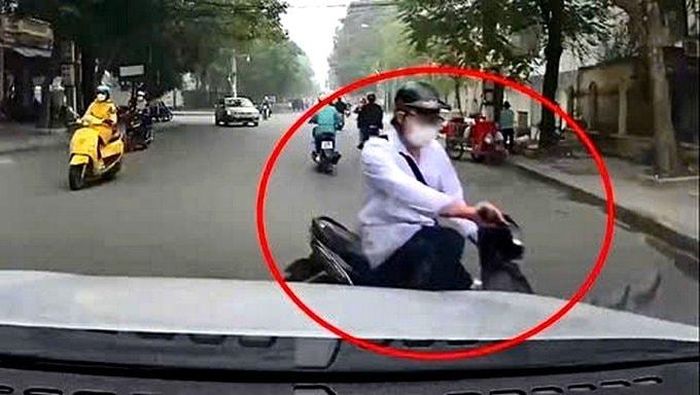 Xe máy ngang nhiên "tạt đầu” xe ô tô để sang đường (ảnh cắt từ clip).