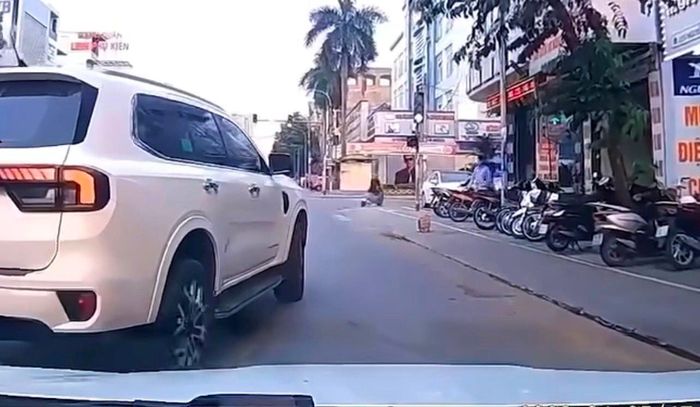 Xe ô tô 7 chỗ tạt đầu xe khác khi đang lưu thông, tiềm ẩn nguy cơ mất an toàn giao thông (Ảnh cắt từ clip).