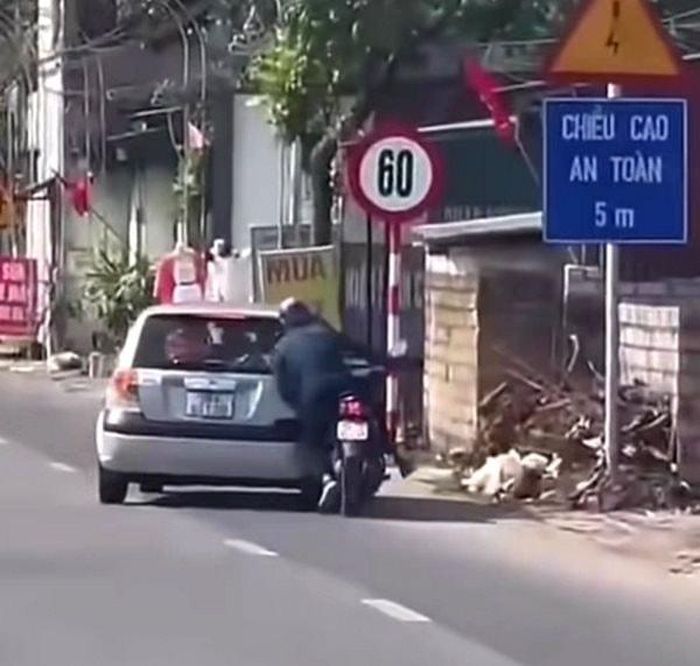 Xe con bất ngờ chuyển làn, gây tai nạn cho phương tiện đang lưu thông trên đường (Ảnh cắt từ clip).