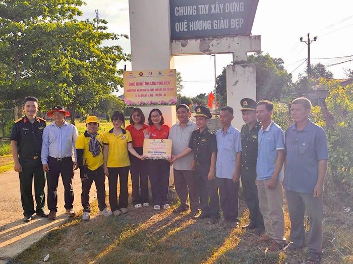 Hoạt động khánh thành và bàn giao công trình “Ánh sáng vùng biên” tại thôn 5.