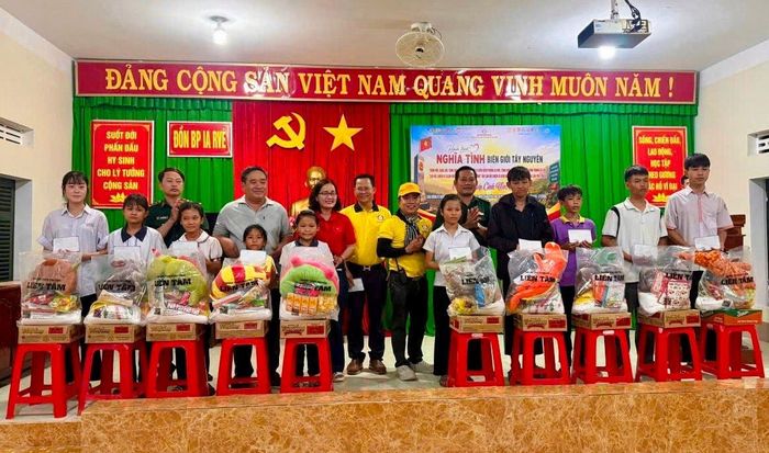Trao quà và học bổng tặng học sinh hoàn cảnh khó khăn trên địa bàn xã Ia Rvê.