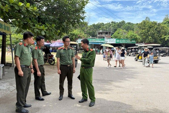 Bãi trông giữ xe tại danh thắng Hòn Trống Mái.