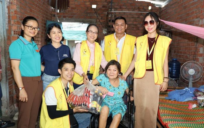 Đoàn đến nhà trao quà cho người dân có hoàn cảnh khó khăn