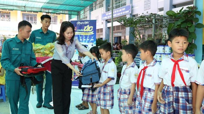 Bí thư Đảng ủy, Chủ tịch HĐND xã Truông Mít Trần Thị Huy Hoàng trao quà cho học sinh có hoàn cảnh khó khăn