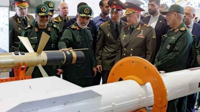 Bộ trưởng Quốc phòng Nga Sergei Shoigu (trước kia), người đứng hàng đầu, vị trí thứ hai từ phải sang, đang được giới thiệu về tên lửa 358 tại một cuộc triển lãm của Lực lượng Vệ binh Cách mạng Hồi giáo Iran (IRGC). Ảnh: Bộ Quốc phòng Nga/twz.com.