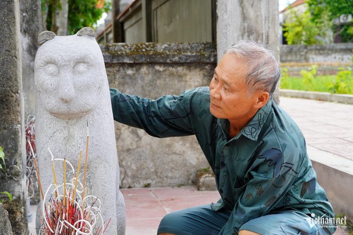 Ông Chánh chia sẻ câu chuyện mất trộm tượng đá cổ tại đền Thần. Ảnh: T.T
