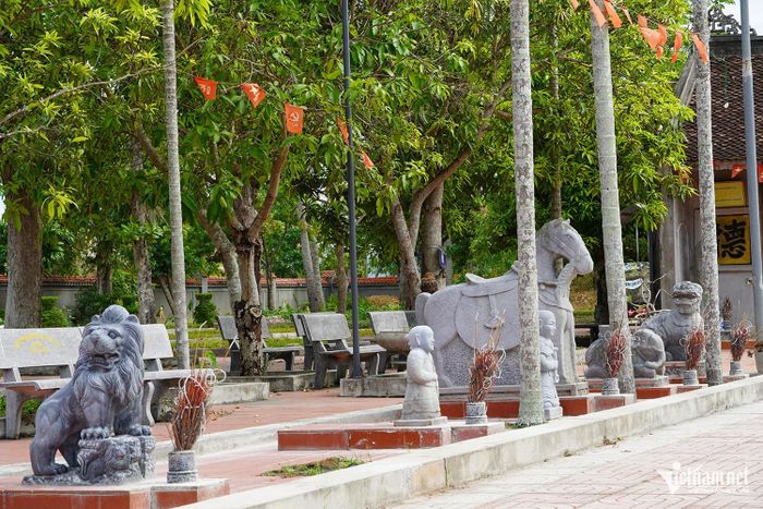 Dãy tượng cổ hai bên đường dẫn vào đền. Ảnh: T.T