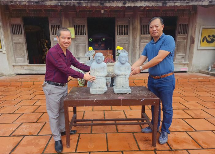 Anh Hồ Văn Hương (bên phải) trong lần bàn giao cặp tượng trở về cho di tích. Ảnh: T.H