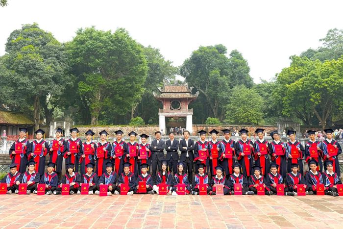 Tập thể lớp 9C1 của Trường THCS Archimedes cùng các giáo viên. Ảnh: NVCC.