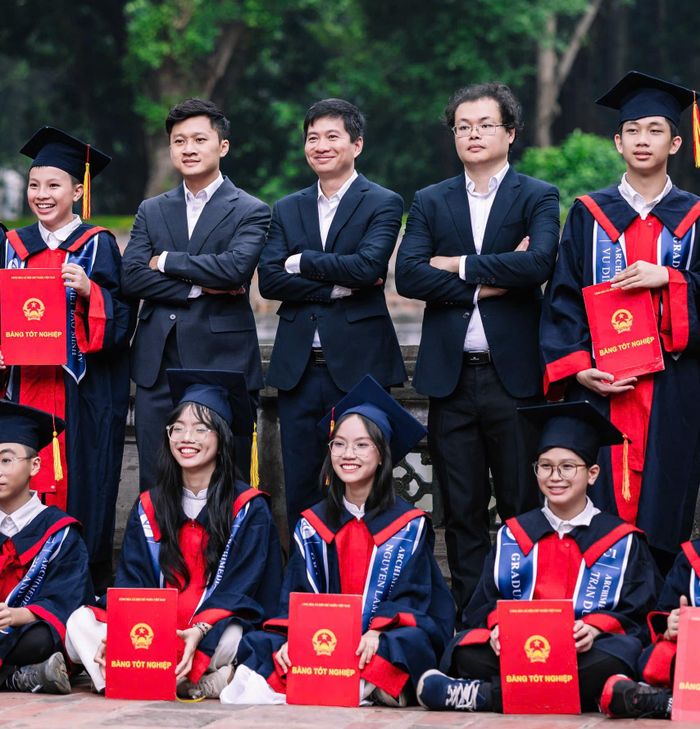 Thầy Phạm Ngọc Mai (chính giữa) và các giáo viên bộ môn cùng tập thể lớp 9C1 Trường THCS Archimedes. Ảnh: NVCC.