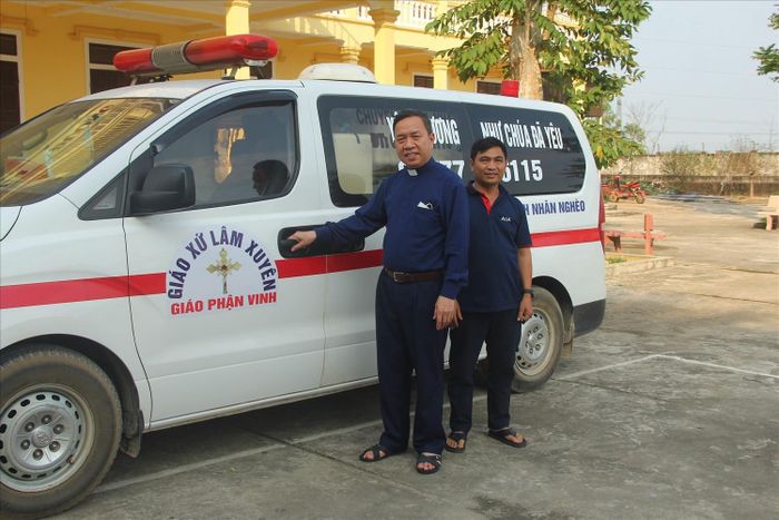 Linh mục Nguyễn Xuân Phương (trái) bên chiếc xe cứu thương thiện nguyện, khi còn ở Giáo xứ Lâm Xuyên (Ảnh: A.T)