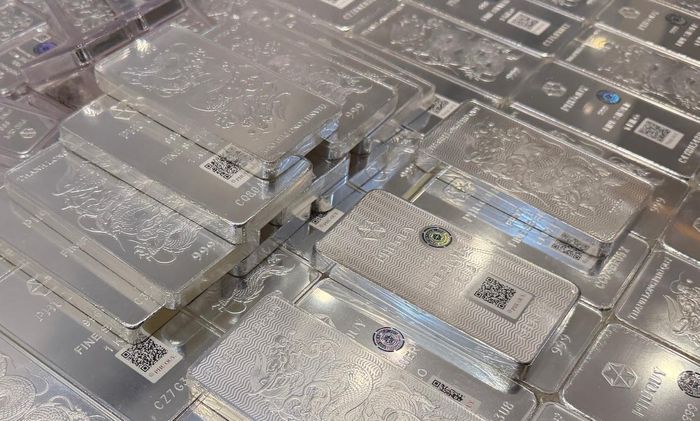 Giá bạc trong nước vẫn trong xu hướng giảm. Ảnh: Phú Quý