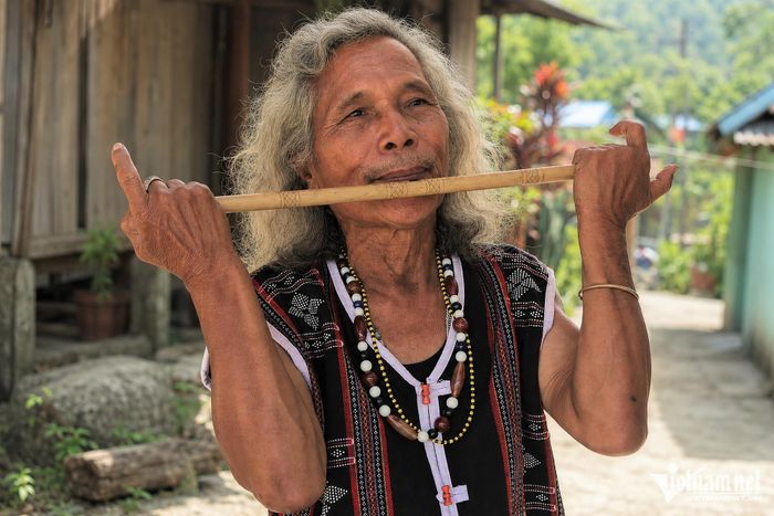 Già Bríu Pố biểu diễn thổi sáo tỏ tình.