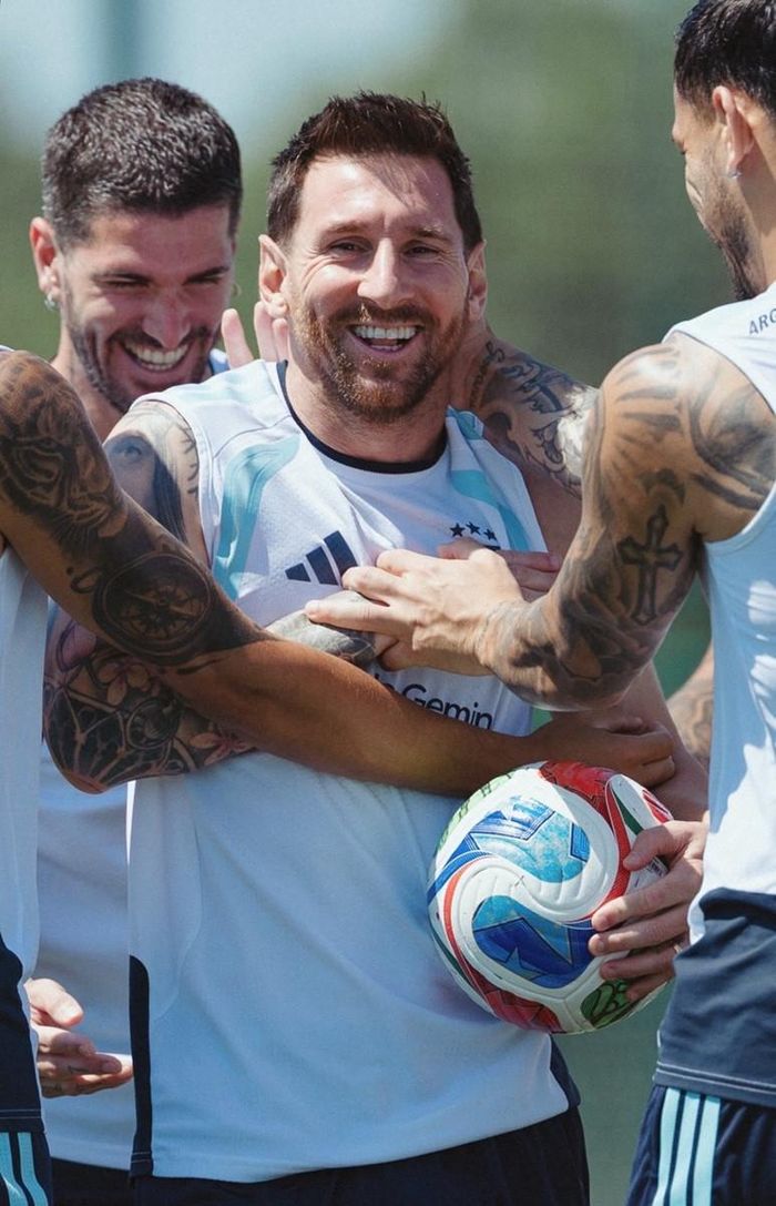 Nụ cười rạng rỡ của Messi và đồng đội trên sân tập. Ảnh: X All About Argentina