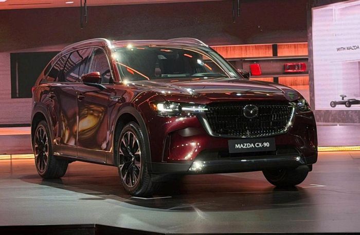 Mazda CX-90 được định vị là mẫu SUV đầu bảng, giá từ 1,899-2,299 tỷ đồng. Ảnh: Mazda Việt Nam