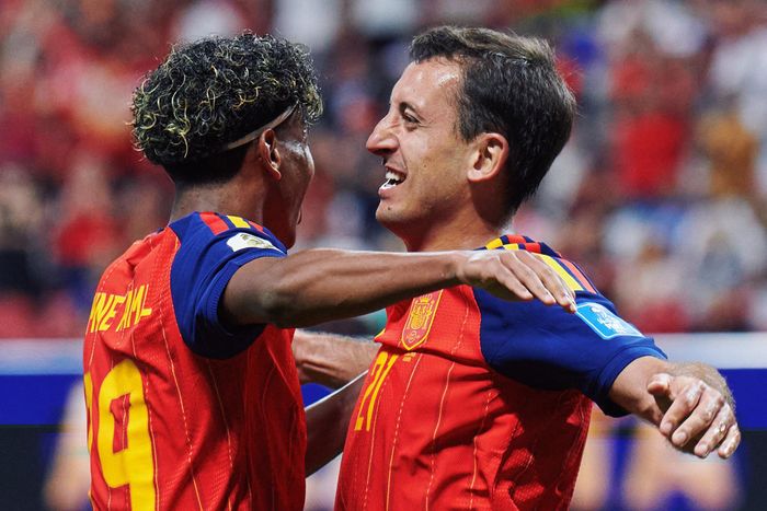 Lamine Yamal chơi ăn ý cùng Oyarzabal. Ảnh: SeFutbol