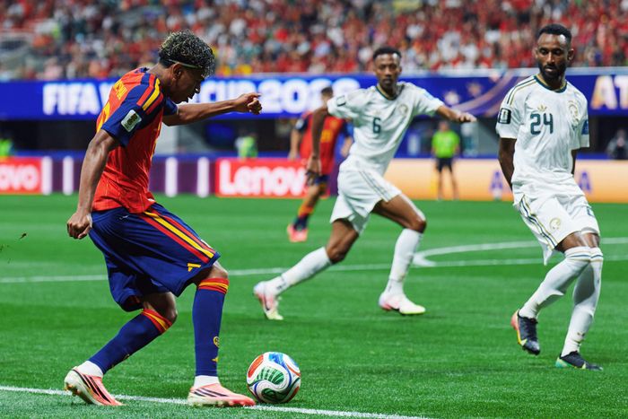 Những pha chạm bóng của Yamal gây phấn khích cho toàn bộ khán giả. Ảnh: SeFutbol