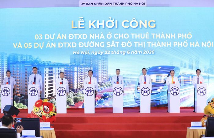 Thủ tướng cùng các đại biểu thực hiện nghi thức khởi công
