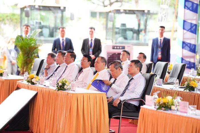 Thủ tướng Lê Minh Hưng cùng các đại biểu tham dự lễ khởi công. Ảnh: Đình Hiệp