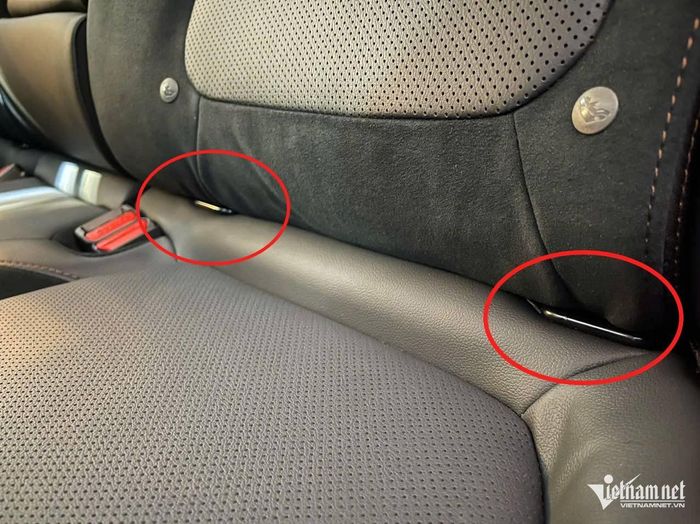 Móc ISOFIX luôn nằm ở khe hở giữa đệm ngồi và đệm lưng của hàng ghế sau. Ảnh: Hoàng Hiệp