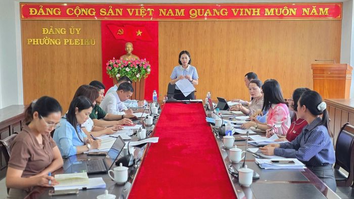  Phường Pleiku tổ chức họp để rà soát, hoàn thiện phương án sắp xếp thôn, tổ dân phố. Ảnh: Bá Bính