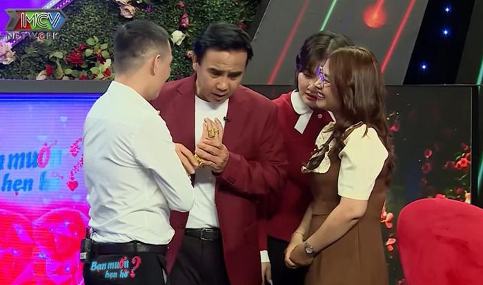 Đàng trai khiến MC Quyền Linh bất ngờ vì đeo nhiều vàng. Ảnh cắt từ clip 