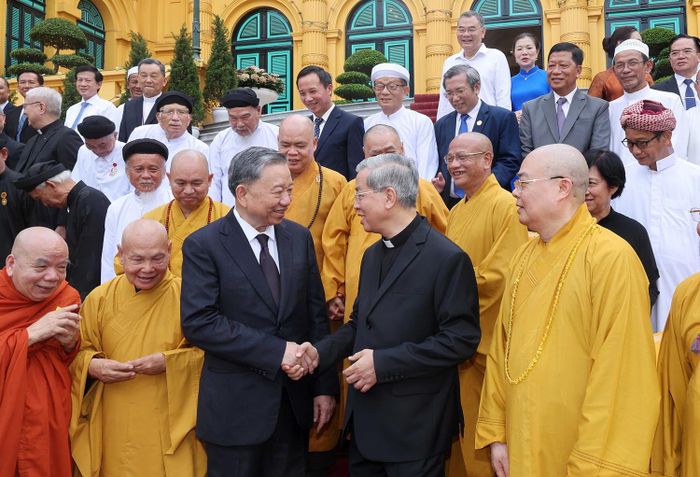 Chủ tịch nước Tô Lâm (nay là Tổng Bí thư - Chủ tịch nước) gặp mặt thân mật Đoàn đại biểu chức sắc, chức việc, lãnh đạo các tổ chức tôn giáo chiều 13/6/2024 - Ảnh: TTXVN