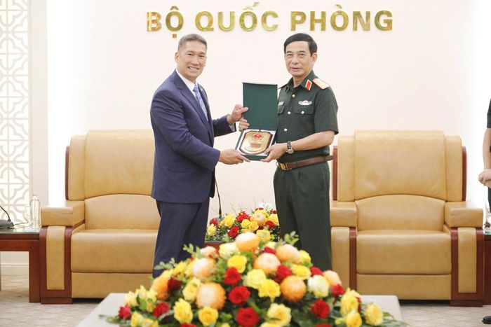 Đại tướng Phan Văn Giang trao quà lưu niệm tặng Quyền Bộ trưởng Bộ Hải quân Mỹ. Ảnh: VGP