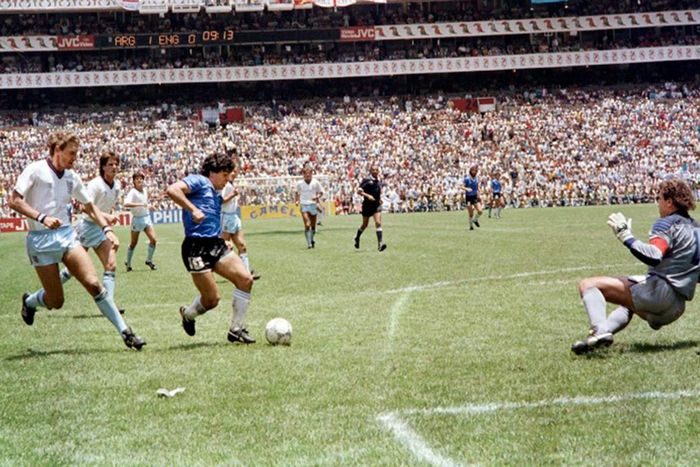 Maradona vượt qua hàng loạt cầu thủ Anh để ghi “Bàn thắng thế kỷ”. Ảnh: Conmebol