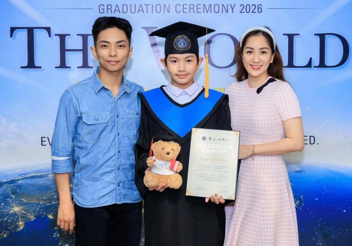 Vợ chồng Khánh Thi - Phan Hiển mừng cậu con trai Kubi tốt nghiệp tiểu học. 