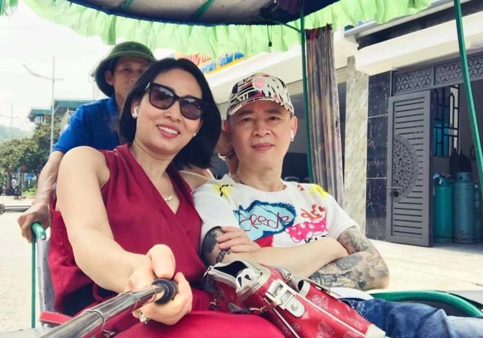 Diễn viên Tùng Dương và bà xã tận hưởng ngày cuối tuần ngọt ngào. Từ khi lấy vợ thứ 4, anh sống chậm, tận hưởng hạnh phúc bình dị bên gia đình nhỏ sau những biến cố. 