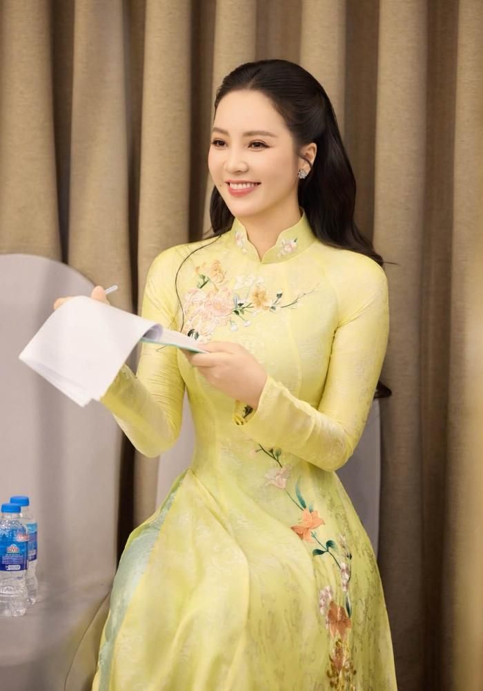 MC, á hậu Thụy Vân khoe nét đẹp lao động. 