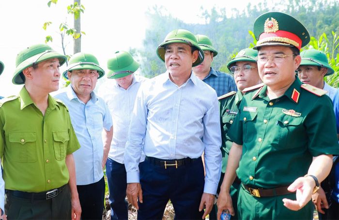 Chủ tịch UBND tỉnh Nghệ An Võ Trọng Hải (thứ 2 từ phải qua) trao đổi với các lực lượng chức năng tại hiện trường. Ảnh: Báo và PTTH Nghệ An