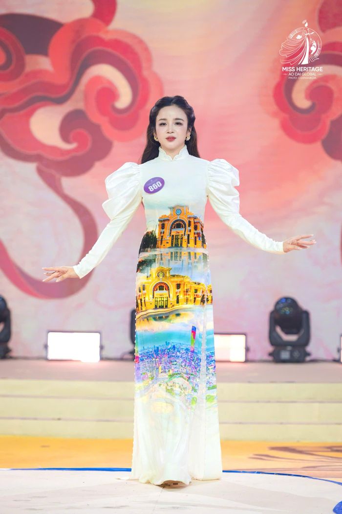 Nguyễn Thị Bích Ngọc nổi bật với những tà áo dài mang bản sắc văn hóa.