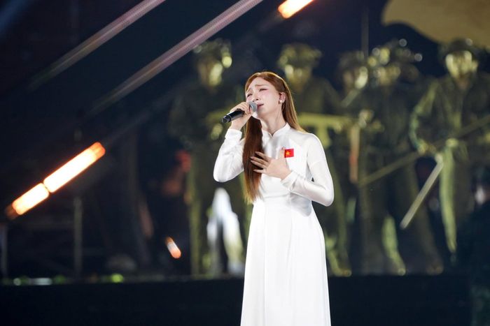 Hòa Minzy ghi dấu ấn với nhiều ca khúc cách mạng.