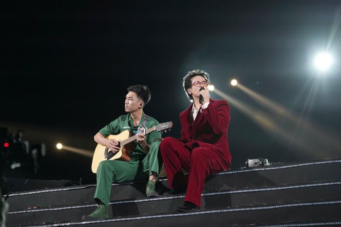 Hà Anh Tuấn cùng một chiến sĩ cùng hòa giọng trong concert Sao nhập ngũ