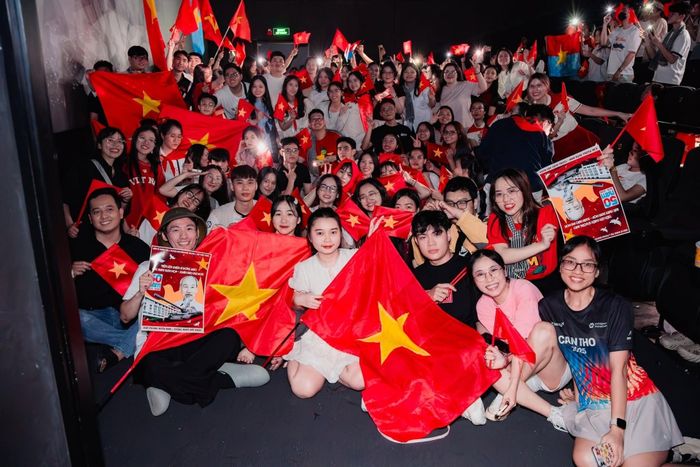Giới trẻ hào hứng với concert nhạc cách mạng không kém bất kỳ show nhạc Kpop nào