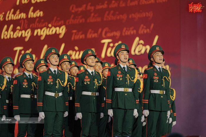 Hình ảnh trang nghiêm lần đầu xuất hiện trên sân khấu Tổ quốc trong tim.