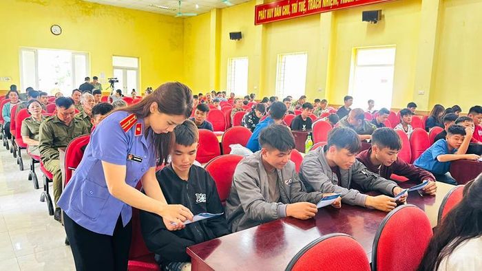  Kiểm sát viên phát tờ rơi tuyên truyền Nghị quyết số 205 của Quốc hội.