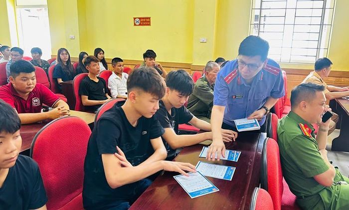 VKSND khu vực 4 phát tờ rơi tuyên truyền Nghị quyết số 205 của Quốc hội đến các em ở lứa tuổi thanh thiếu niên.