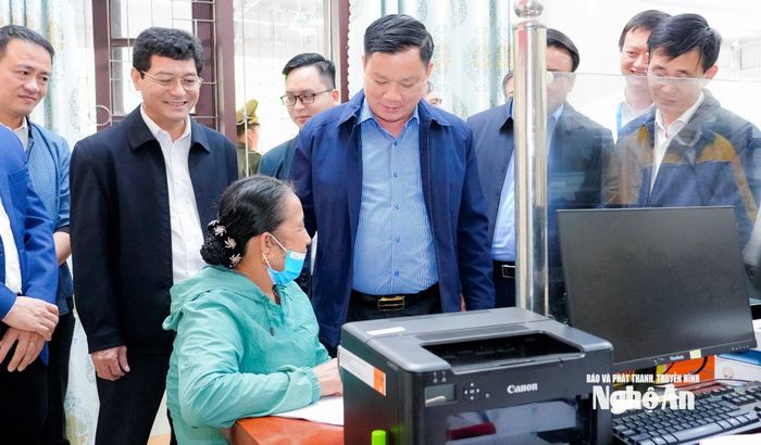 Bí thư Tỉnh ủy, Trưởng đoàn ĐBQH tỉnh Nguyễn Khắc Thận kiểm tra hoạt động tại Trung tâm Phục vụ hành chính công xã Quế Phong. Ảnh tư liệu