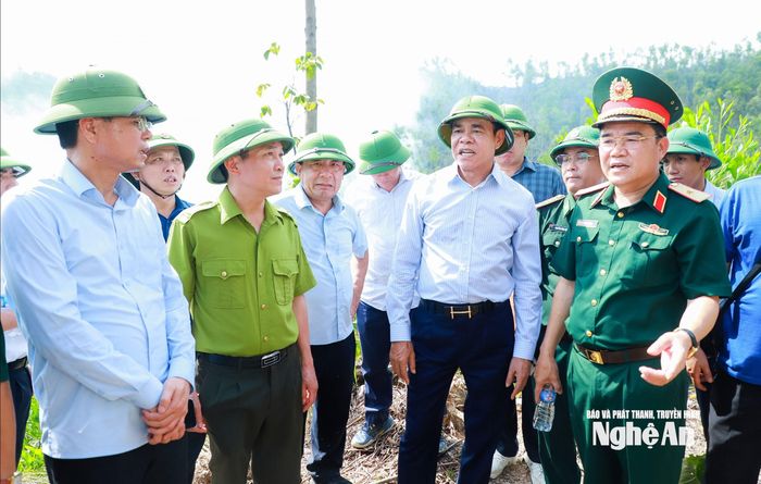 Chủ tịch UBND tỉnh Võ Trọng Hải trao đổi tại hiện trường với các lực lượng chức năng. Ảnh: Thành Duy